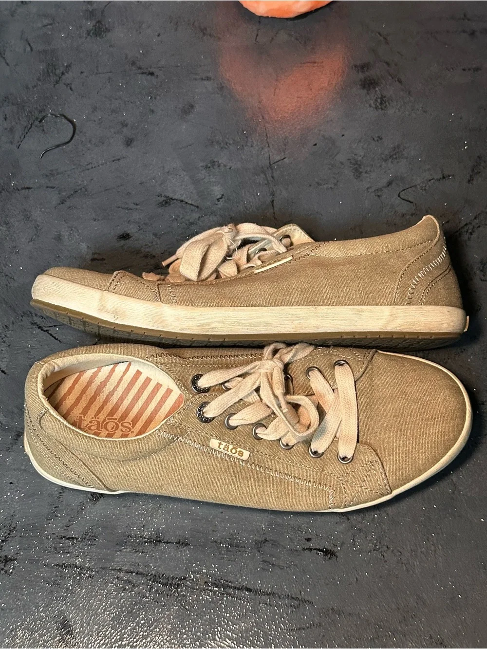Taos Footwear Women's Tan Canvas Lace-Up Flats